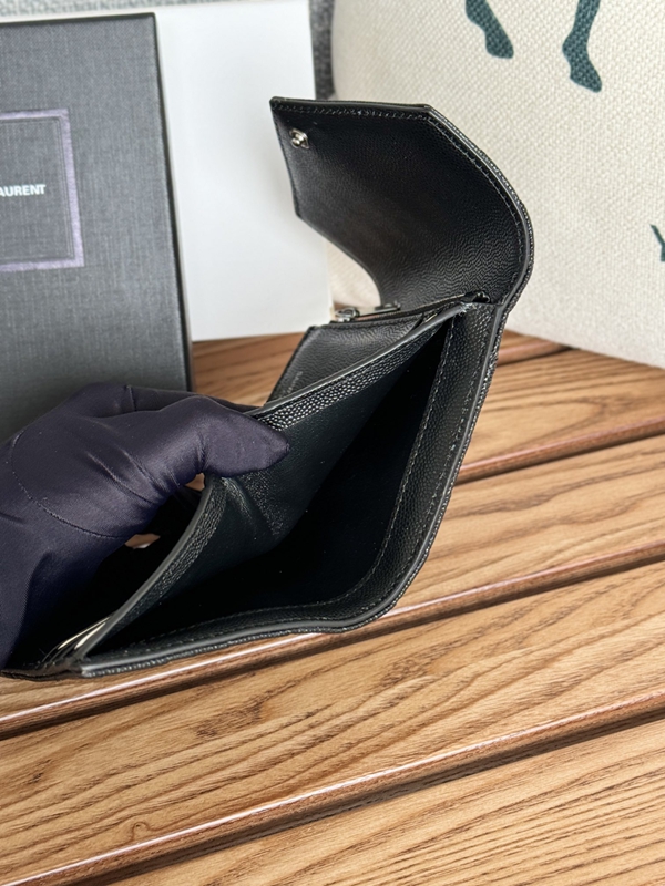 イヴサンローラン財布着用イメージ